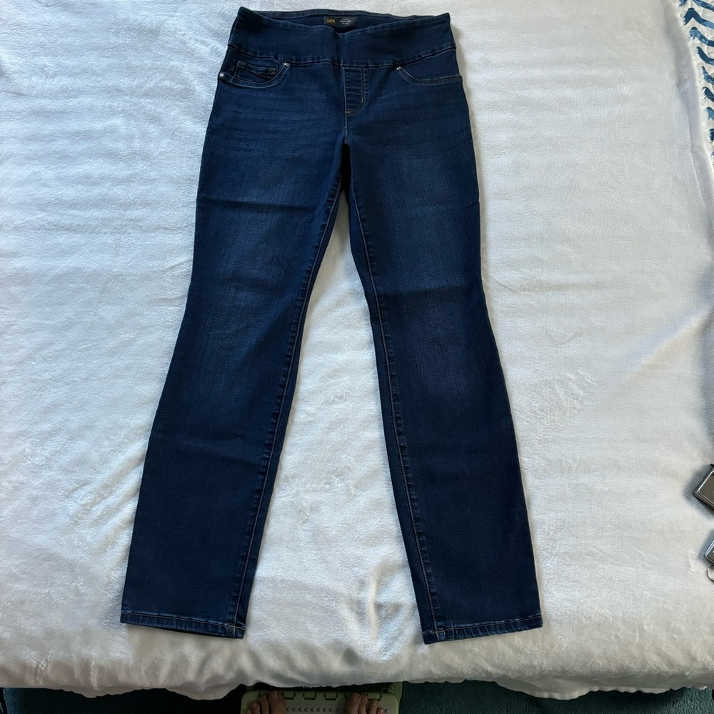 Lee sculpting pull on slim fit midrise jeans size 6